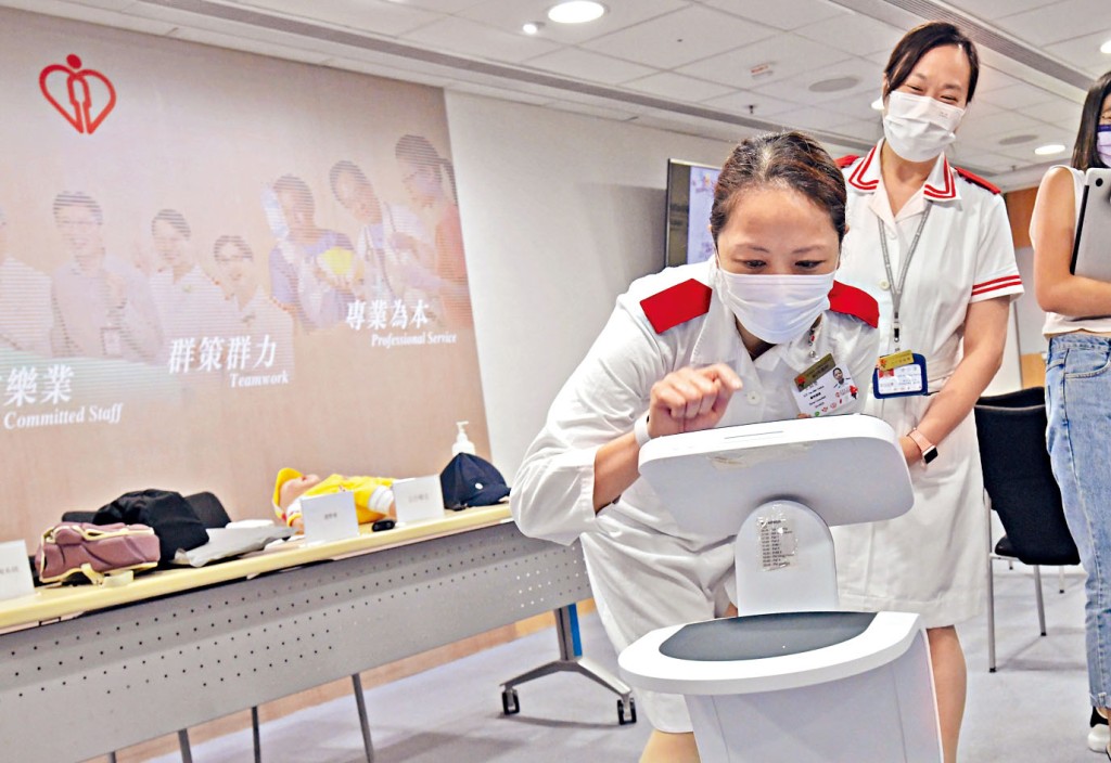 ■新界東醫院聯網內科及老人科顧問護師史綺雯（前），北區醫院護理總經理李小清（後）。