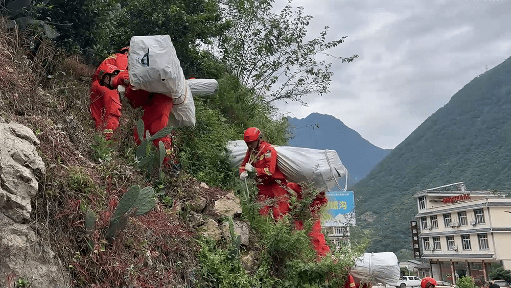 消防員背60公斤帳篷走7公里山路。