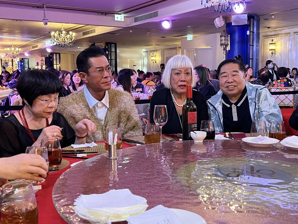 古天樂去年10月與fans提早慶祝生日，古媽媽和佘詩曼媽媽Lily（右二）都有出席。