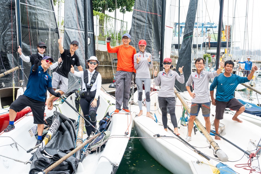 香港遊艇會的開鑼賽 ─「寶馬秋季帆船賽」今日(9月8日)於維多利亞港上演，賽事錄得近90 艘分別來自七個統一級別、Sportsboat以及大船級別的賽船，約600名帆船運動員在維港同場較量。