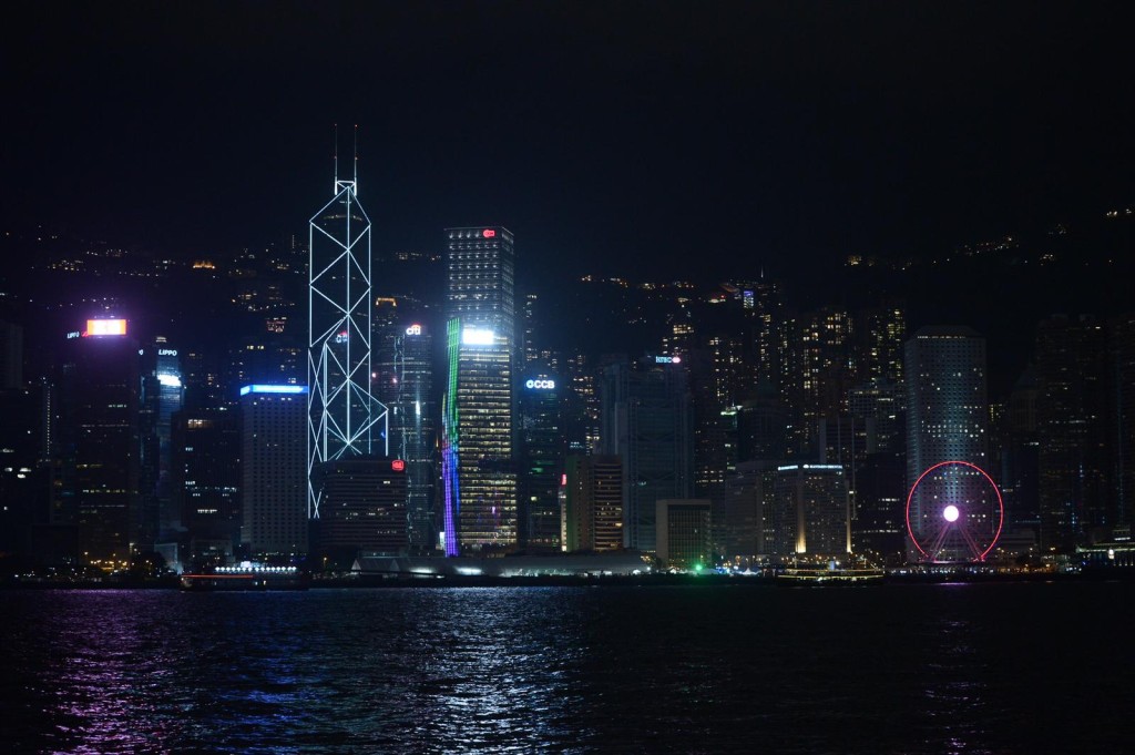 維港兩岸商廈響應「熄燈一小時」。