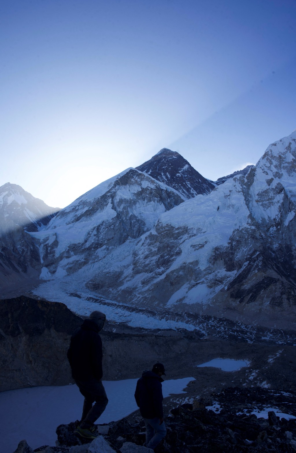 大多数珠峰登顶活动从尼泊尔一侧出发，而非经由相对较容易的西藏路线。路透社