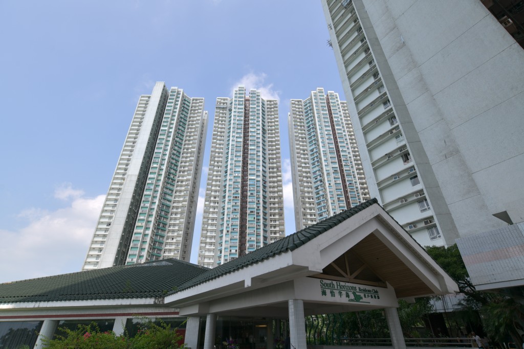 鸭脷洲海怡半岛23座美轩阁中低层B室，面积590方呎，估价由7月的861万元减至本月的846万元，下跌幅度约1.74%。