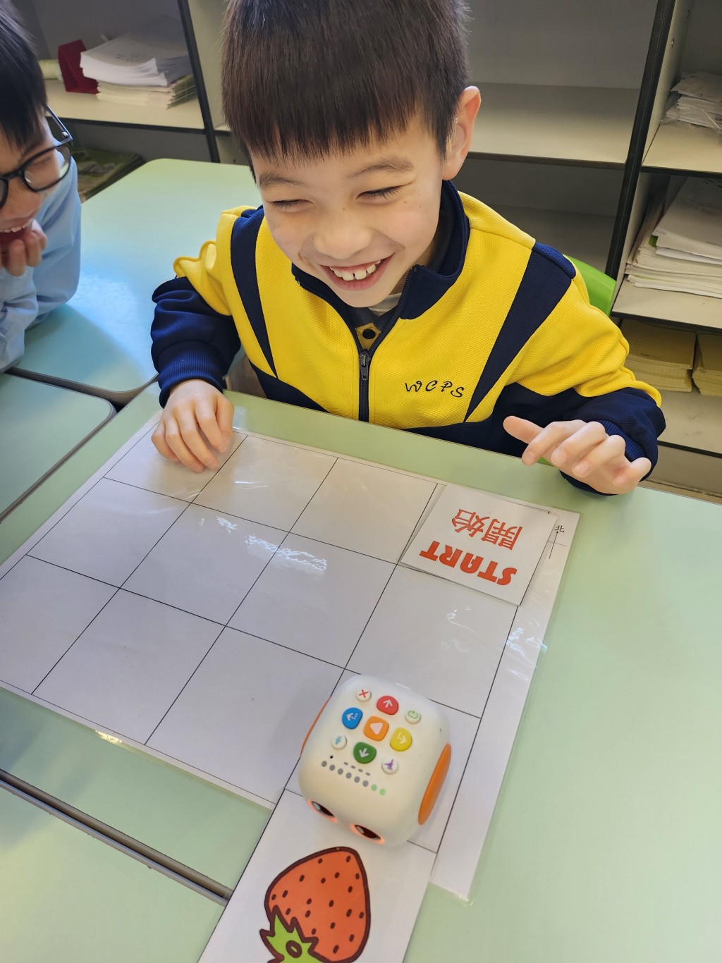 估算活动帮助学生对数量有更直观的认识。（图片来源：《亲子王》）