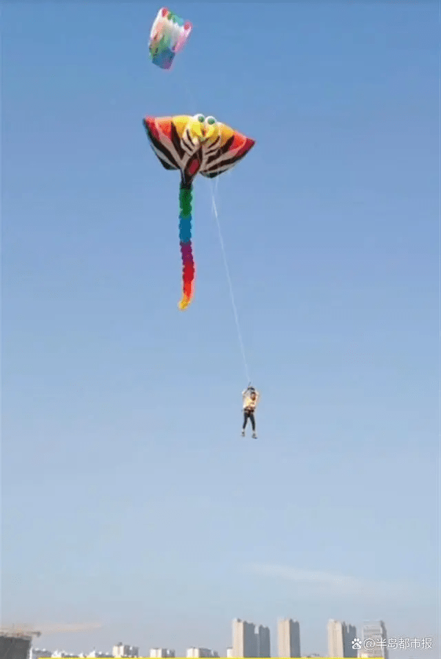 網民留言：「放風箏？還是放自己？」