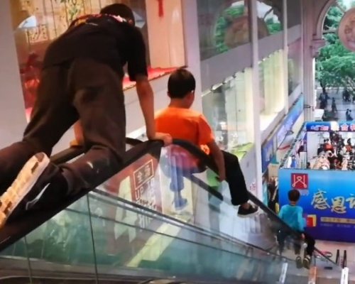 3名男童竟將商場的20米長扶手電梯當成滑梯。(網圖)