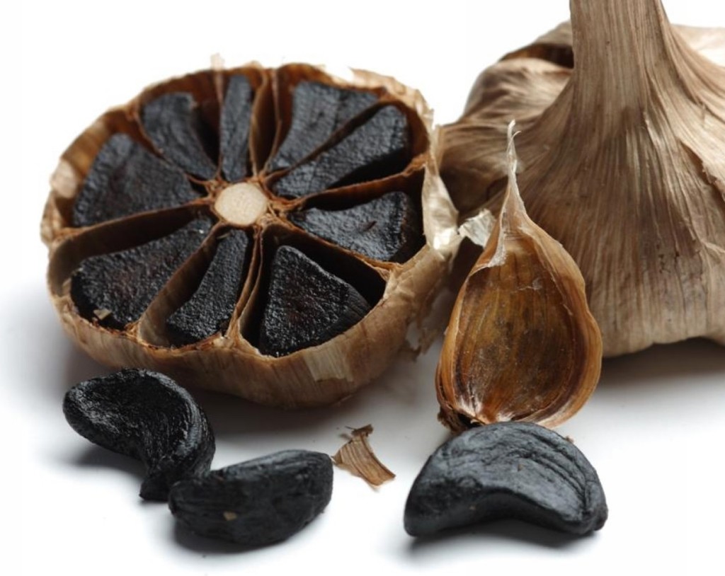 经发酵的黑蒜是近年流行的保健食品。