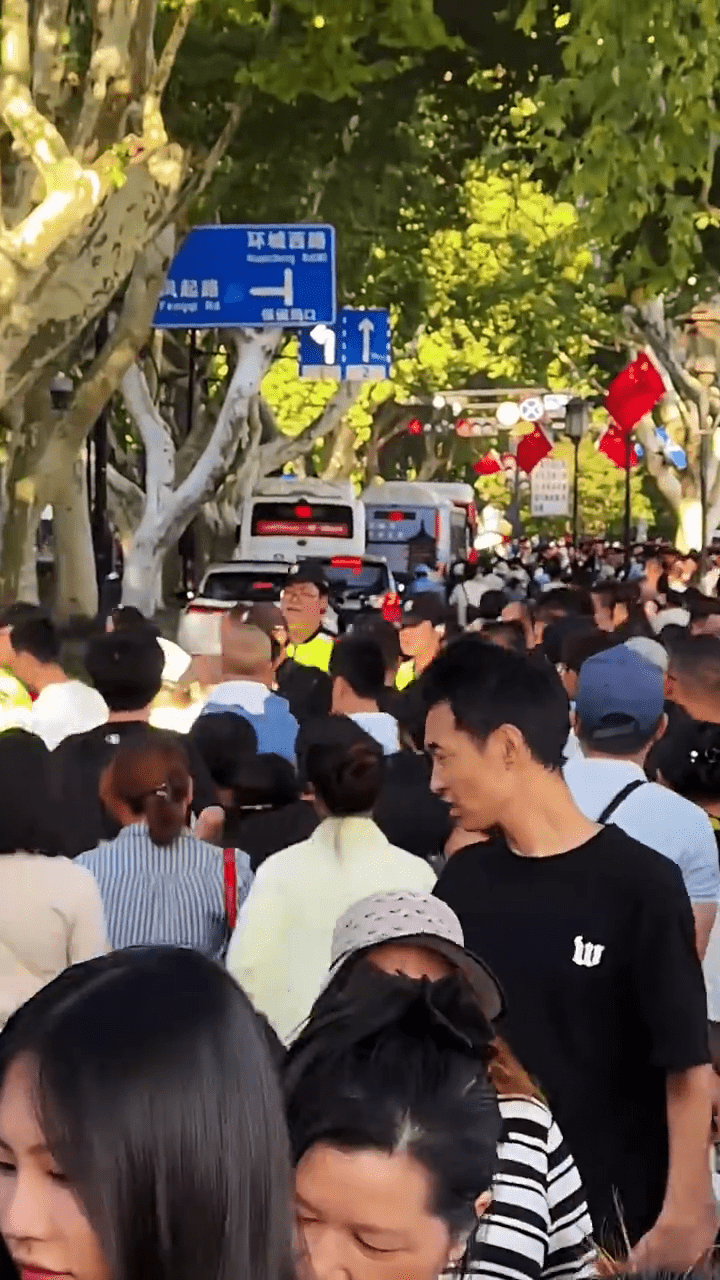 國慶假期，杭州西湖景區開啟「人山人海」模式。