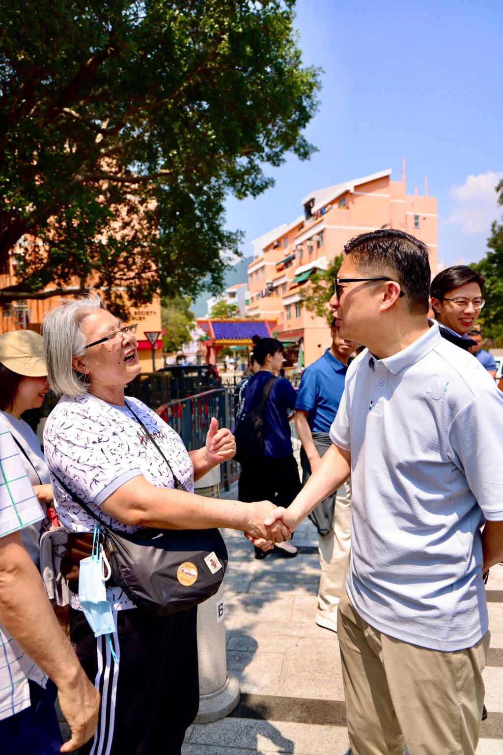 鄧炳強與沙頭角街坊寒暄。 鄧炳強與沙頭角街坊寒暄。