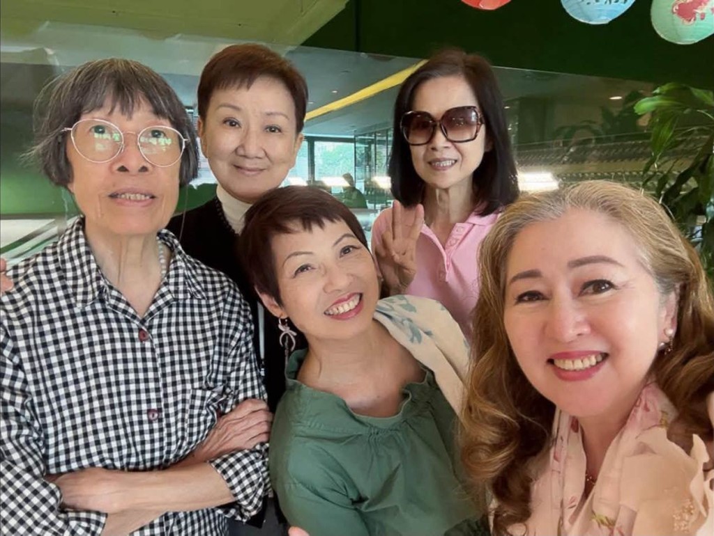 張瑪莉近日相約焦姣、李樂詩博士,電台DJ夏妙然、全英華裔小姐Cezerine聚會。 張瑪莉近日相約焦姣、李樂詩博士,電台DJ夏妙然、全英華裔小姐Cezerine聚會。