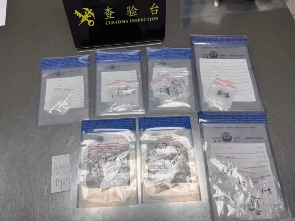 羅湖海關查獲一名進境旅客藏匿攜帶6.39克海洛英、1.54克美沙酮。 海關發布 羅湖海關查獲一名進境旅客藏匿攜帶6.39克海洛英、1.54克美沙酮。 海關發布