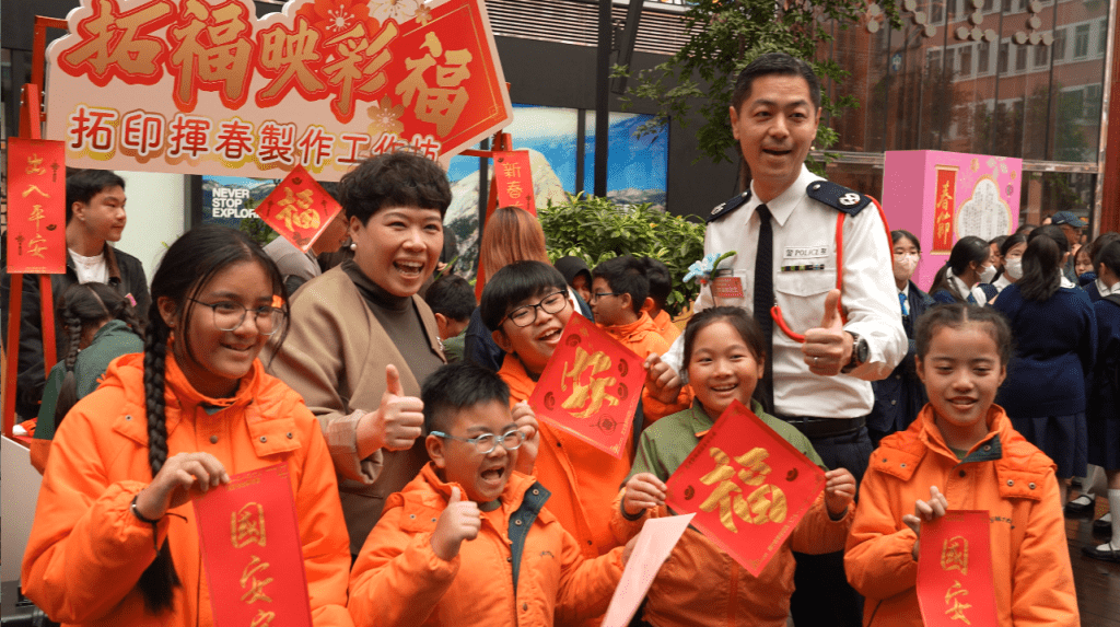 警務處助理處長（國家安全2）郭嘉銓與校長及學生合照。