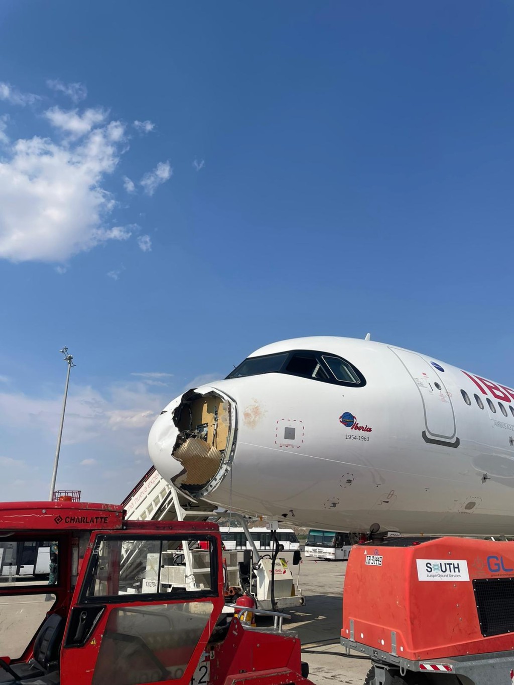西班牙客機在高空遭大鳥撞出大洞冒煙後折返馬德里緊急降落。 X/@ivancp25 西班牙客機在高空遭大鳥撞出大洞冒煙後折返馬德里緊急降落。 X/@ivancp25