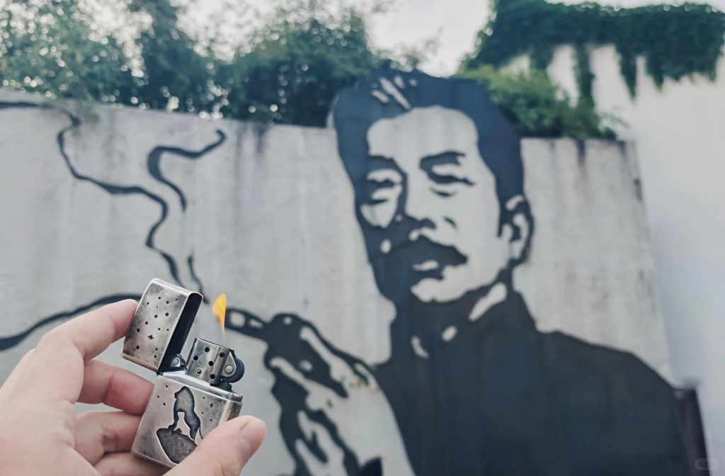 遊客喜愛在魯迅吸煙的牆畫前點煙打卡。小紅書 遊客喜愛在魯迅吸煙的牆畫前點煙打卡。小紅書