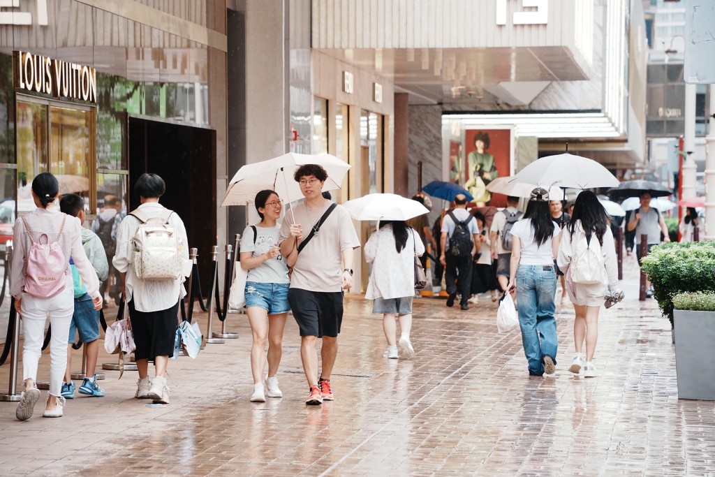 本港方面，過去數小時大嶼山、港島及西貢錄得超過70毫米雨量，而赤鱲角的雨量更超過150毫米。汪旭峰攝