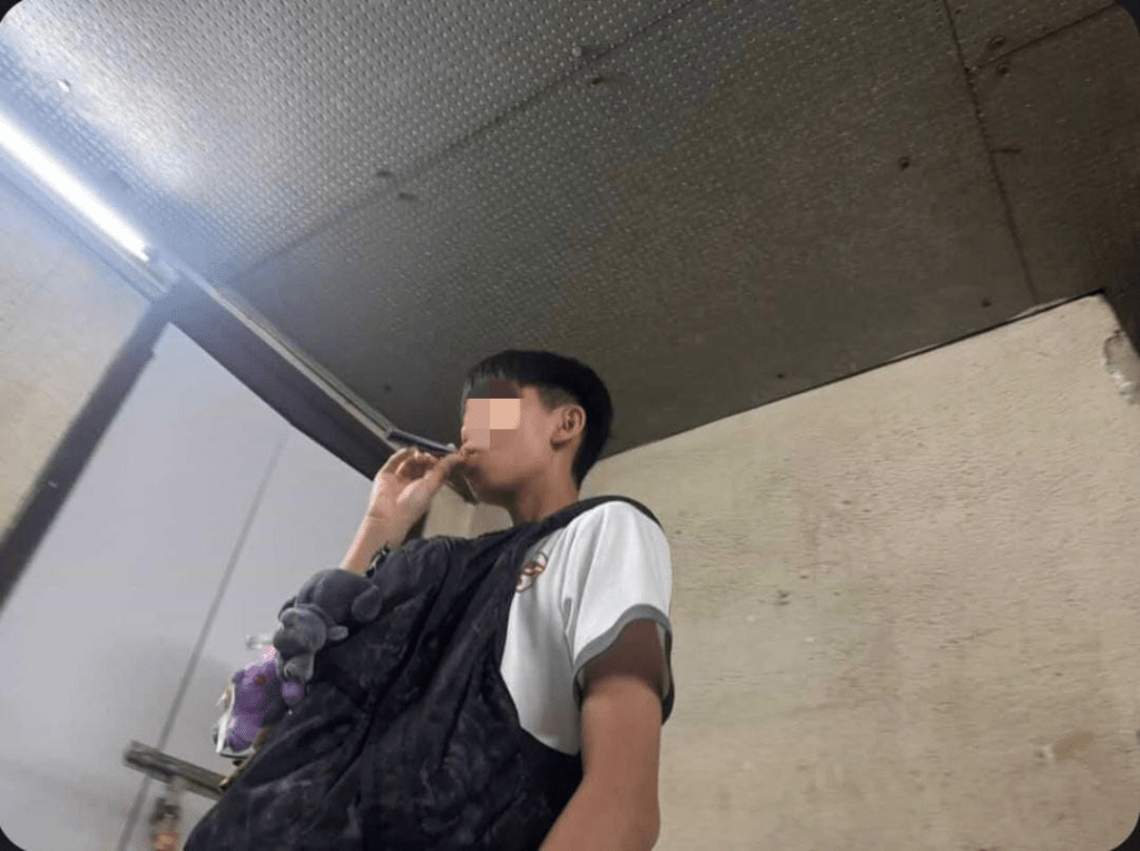 一名男生在後樓梯吸食電子煙。（受訪者提供）