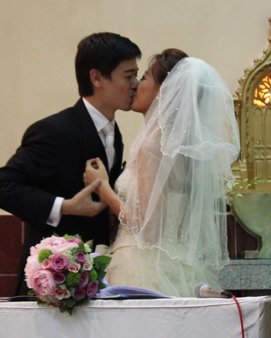 鍾麗淇2010年與中意混血老公Nardone Ruggero結婚。