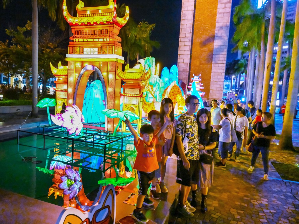 尖沙咀文化中心露天廣場中秋綵燈會。 尖沙咀文化中心露天廣場中秋綵燈會。