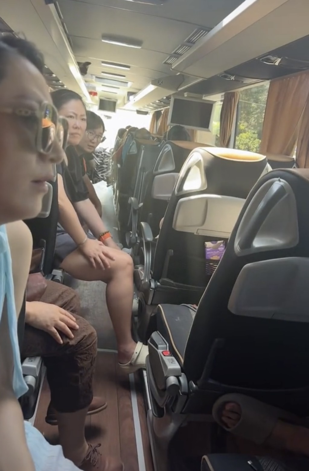 中國旅遊團在意大利被洗劫一空。抖音@上新聞那個歐洲大巴車一鍋端博主 中國旅遊團在意大利被洗劫一空。抖音@上新聞那個歐洲大巴車一鍋端博主