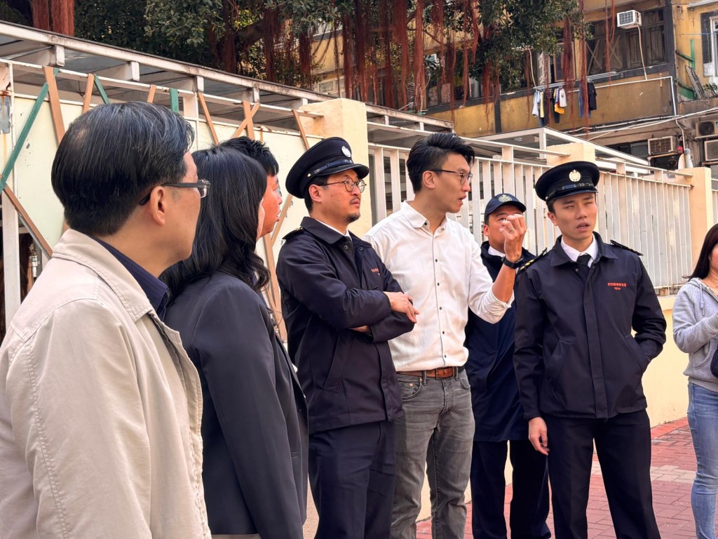 荃湾区议会食物环境衞生委员会主席葛兆源（右二）与食环署人员多次实地视察，积极找出鼠患根源。