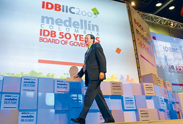 ■中国在二OO九年加入美洲开发银行。