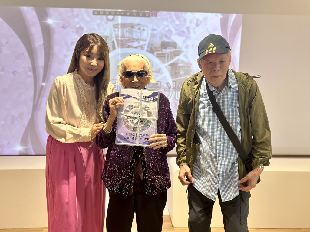 94歲的郭桂妹婆婆感謝活動讓她有穿新衫示人的機會。