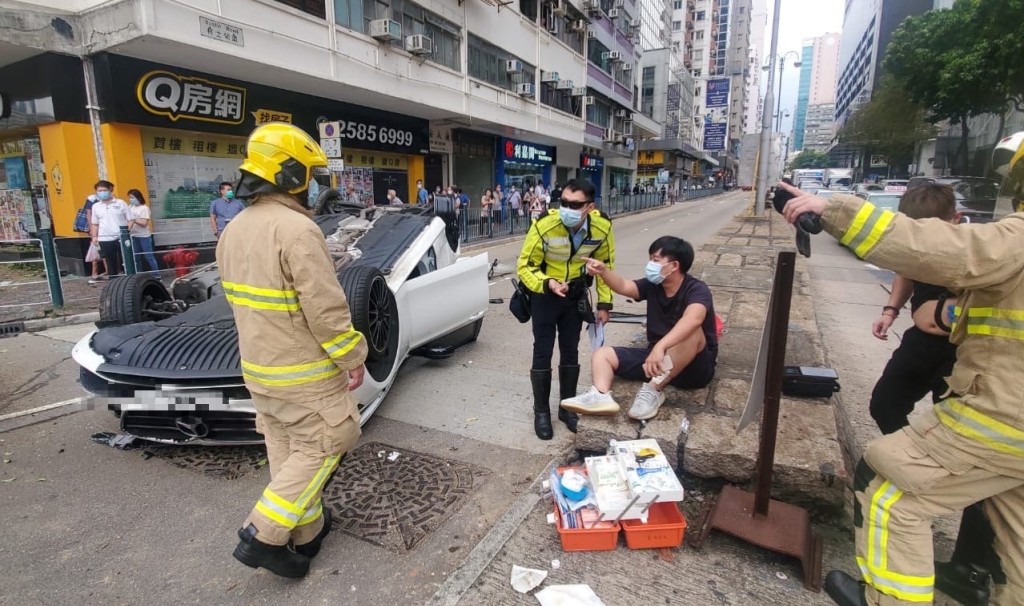 救護員到場後,在柯士甸道近廣東道為傷者治理。