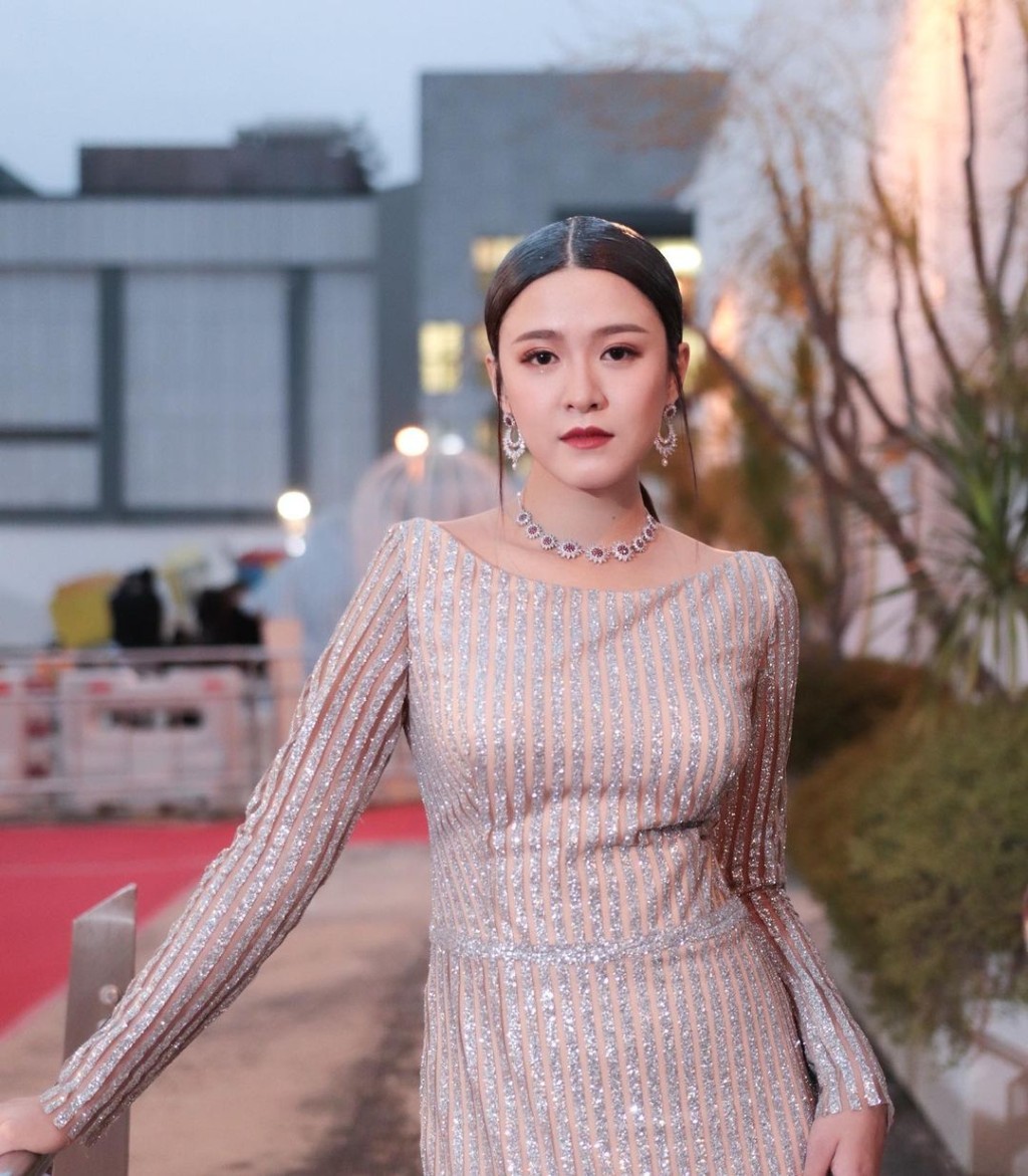 江嘉敏出席《万千星辉颁奖典礼2020》衣着被批评似大妈。