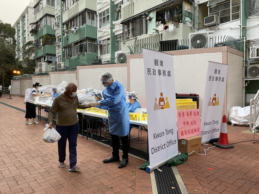 观塘民政事务专员谢凌骏在场向受限人士派发由中央捐赠的抗疫中成药。