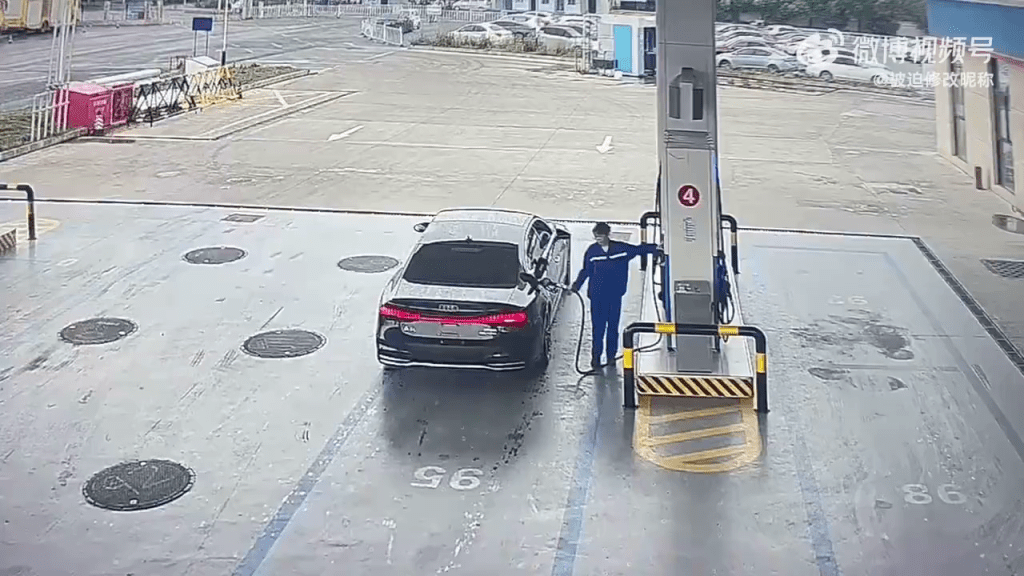 安徽一奧迪車加632元油後逃單,加油員追2次沒追上。 安徽一奧迪車加632元油後逃單,加油員追2次沒追上。