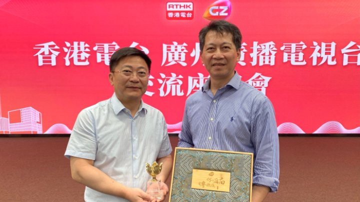廣播處長張國財(右)與廣州市廣播電視台長崔頌東(左)落實一系列合作項目,包括由灣區城市年輕導演聯合製作的超高清系列紀實片。