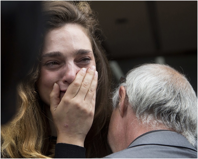 有被裁員工忍不住落淚及互相擁抱。 AP