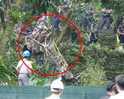 直升機殘骸逐部被搬上吊臂車。 楊偉亨攝