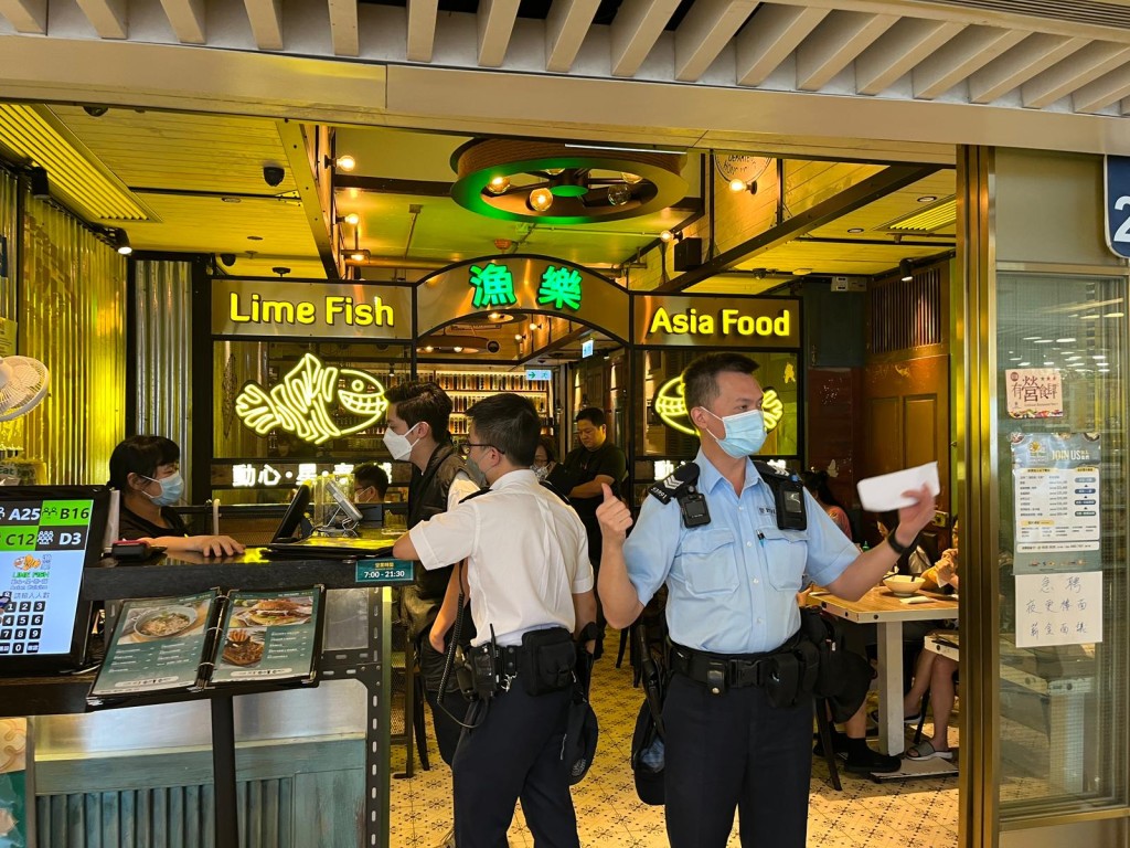 警員到該餐廳調查。網圖  ​