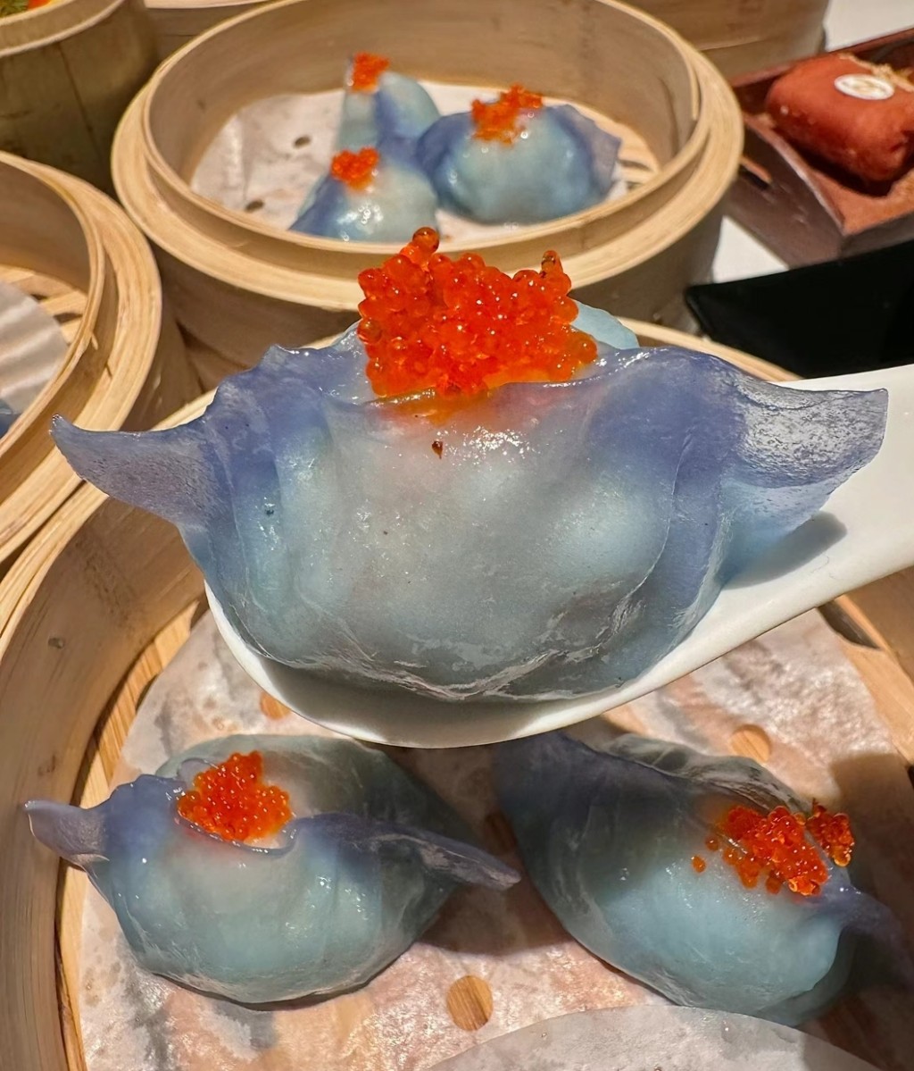 广州创新饮茶美食2024 | 4. 小查楼 打卡点心造型精美的蓝色海鲜虾饺，皮薄Ｑ弹，虾肉弹牙。 （图片来源：小红书@锺国仁）