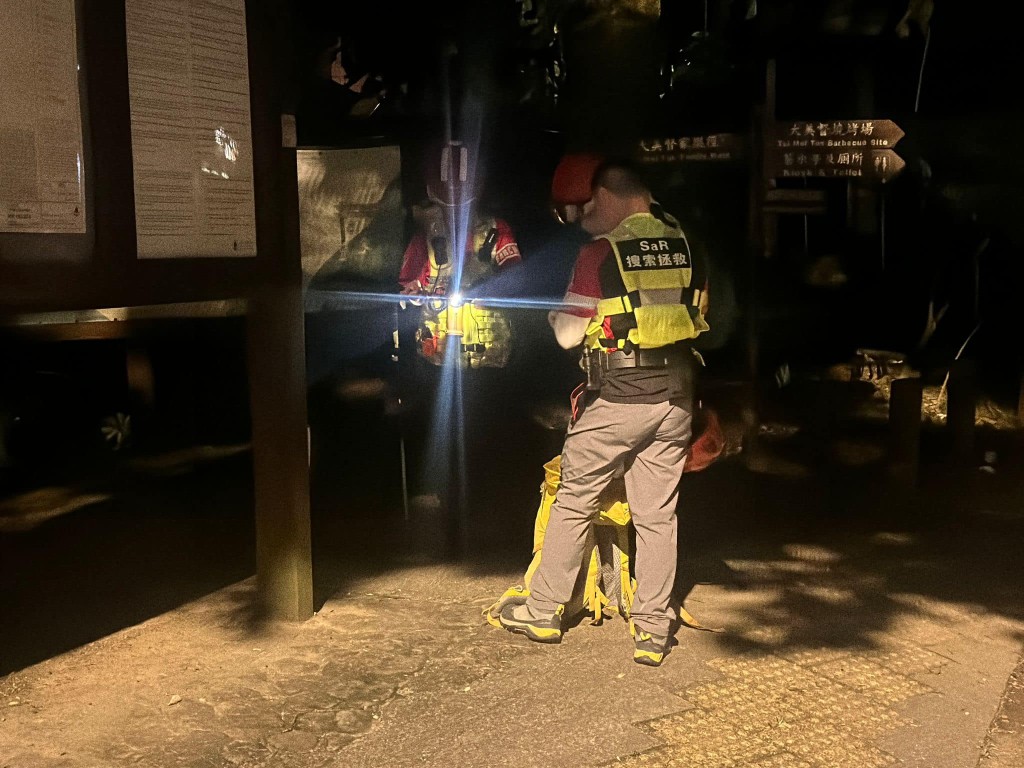 香港守望者服務團今日凌晨登山通宵搜索。香港守望者服務團fb圖片