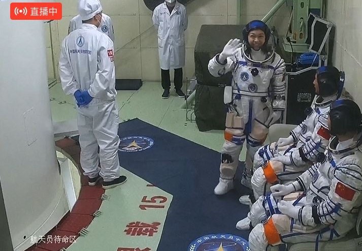 在待命區,黎家盈特意向鏡頭揮手。央視截圖 在待命區,黎家盈特意向鏡頭揮手。央視截圖