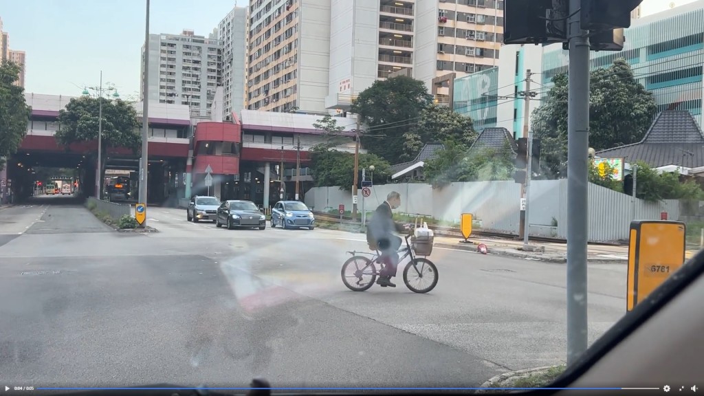 网民同场加映单车男乱过马路。网上截图