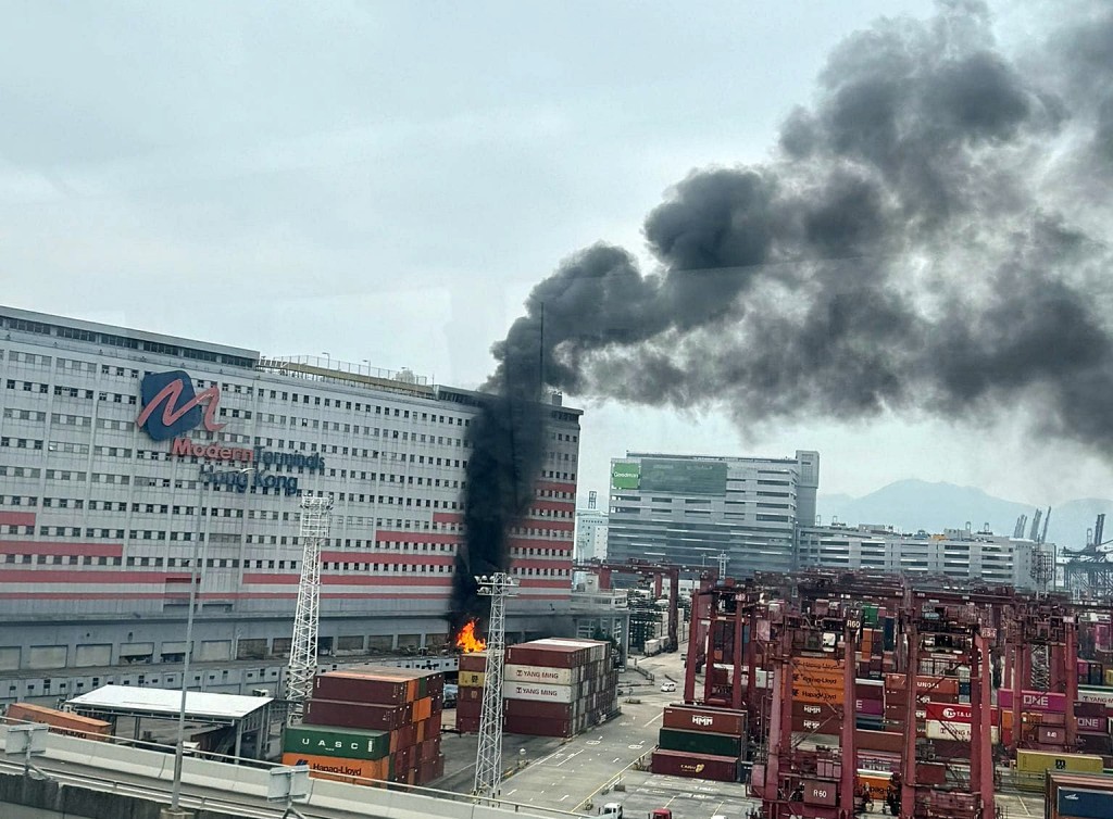 葵涌一號貨櫃碼頭發生火警。fb：Anndee Cheung