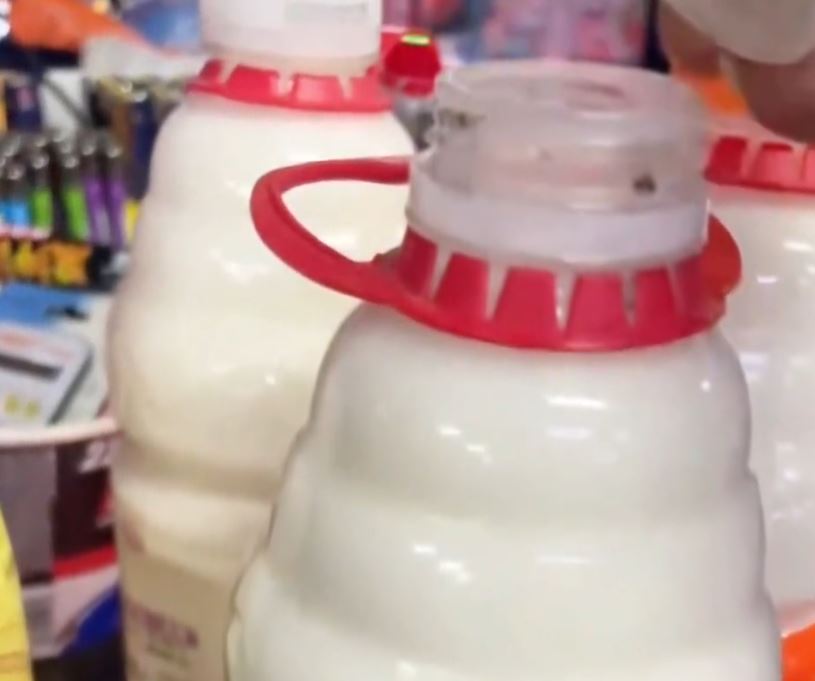 娃哈哈有饮品在云南被发现有蛆虫。抖音@中国品牌