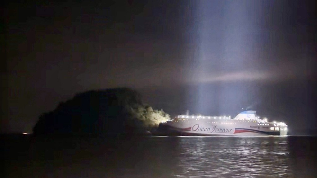 南韩一艘载有267人的渡轮触礁搁浅。 美联社