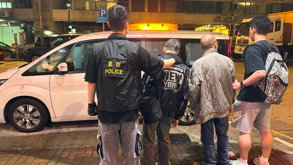 兩名被捕男子帶署調查。
