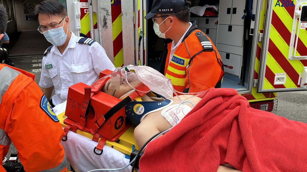 男子堕楼昏迷，由救护车送院。刘汉权摄
