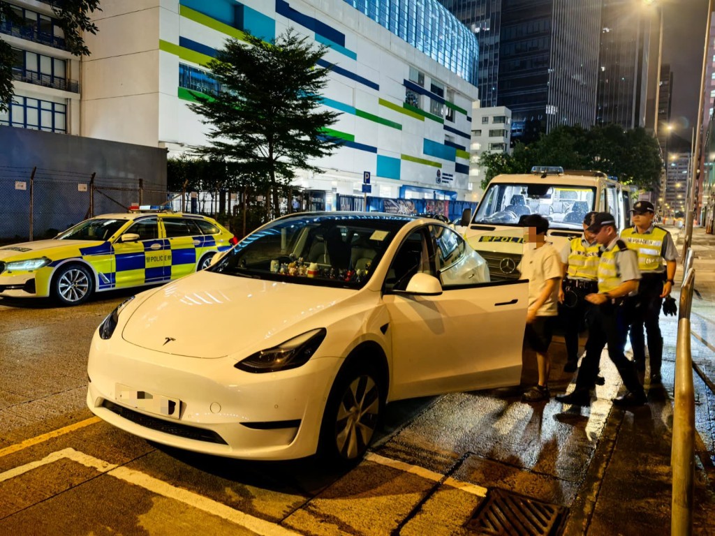 有關車輛已被扣查作進一步檢驗。警方提供