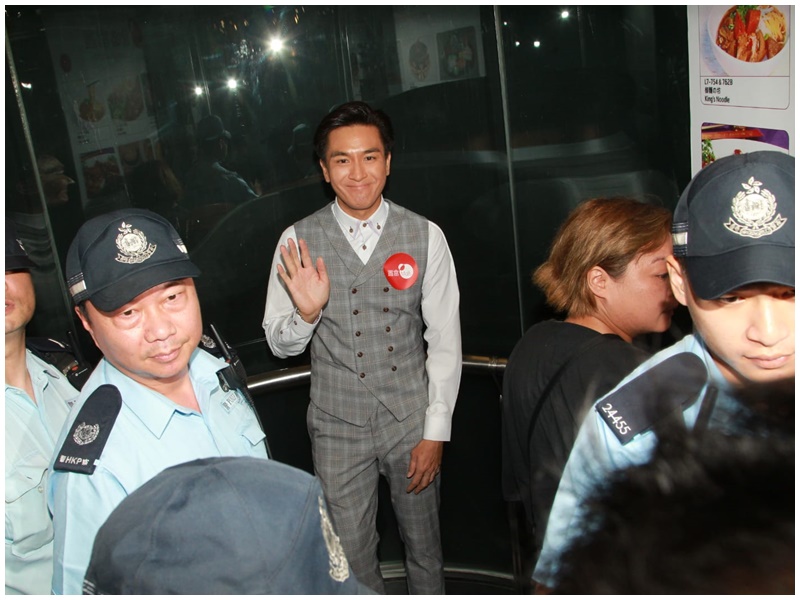 馬明上台閃現2分鐘後，由警員及保安護送離開。
