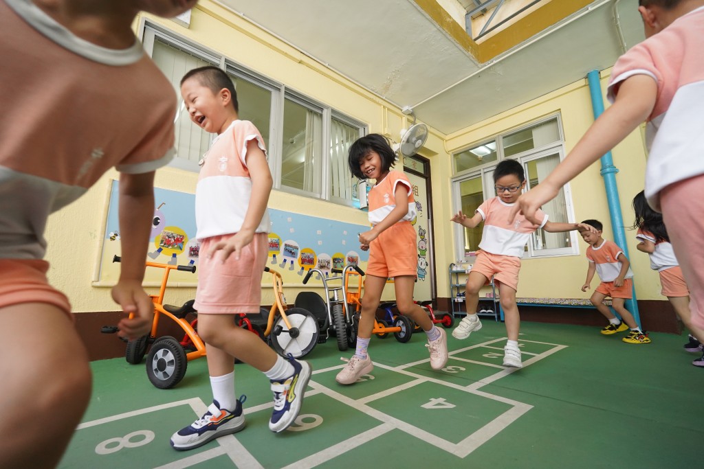 長州校園有更多活動空間，自由度相對較大， 更能鍛煉幼兒的大小肌肉發展。（圖片來源：《親子王》）