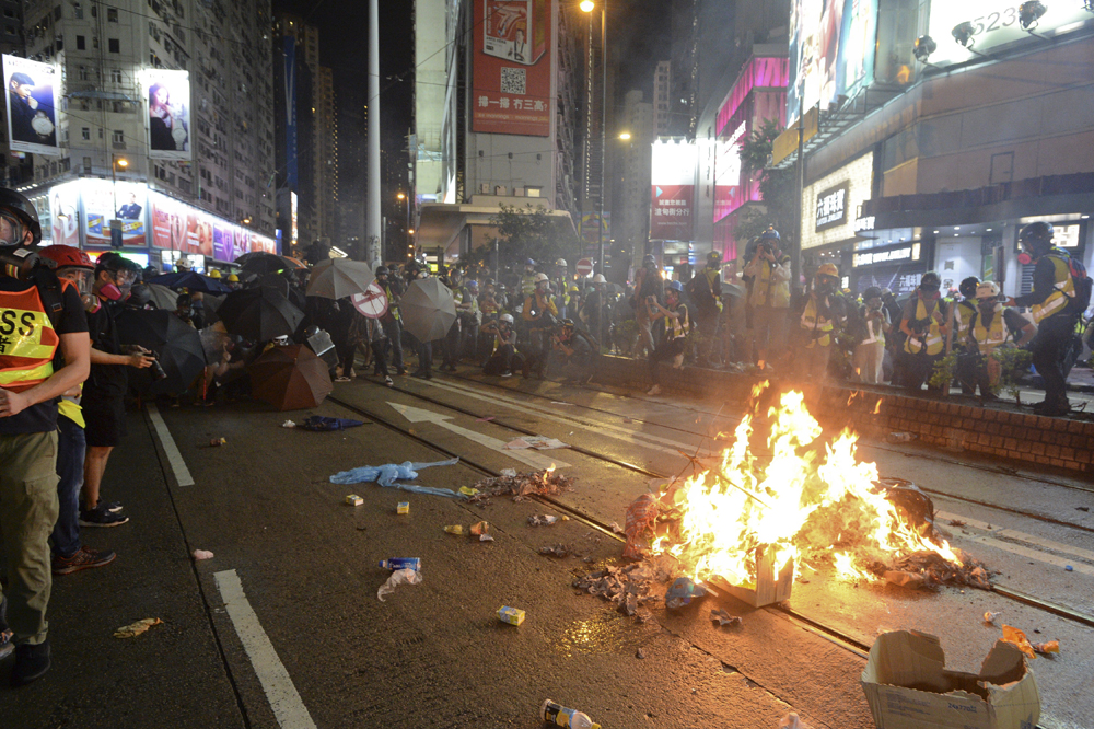 反修例風波期間,港島有示威者與警方爆發衝突。資料圖片