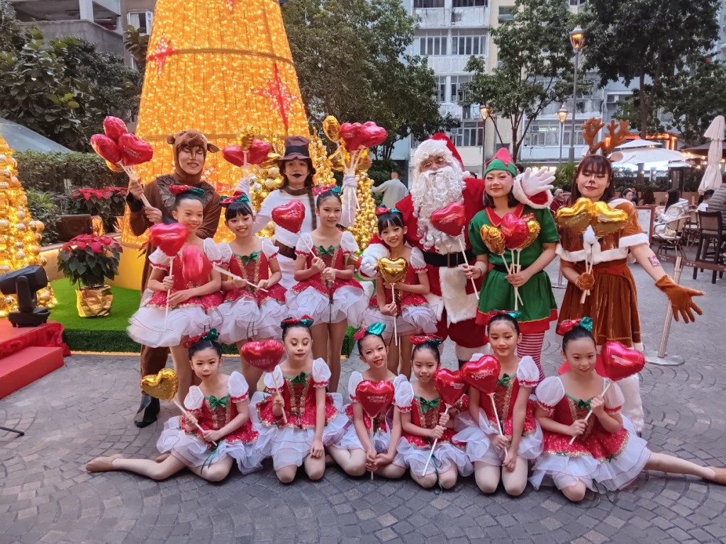 亮燈儀式的兒童舞蹈隊合照。曾智華攝