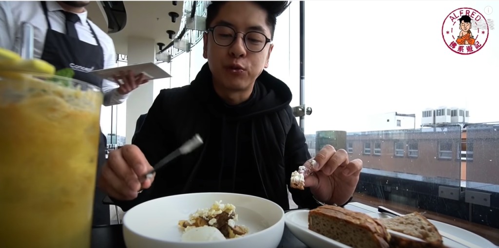 Alfred食到成手都係。