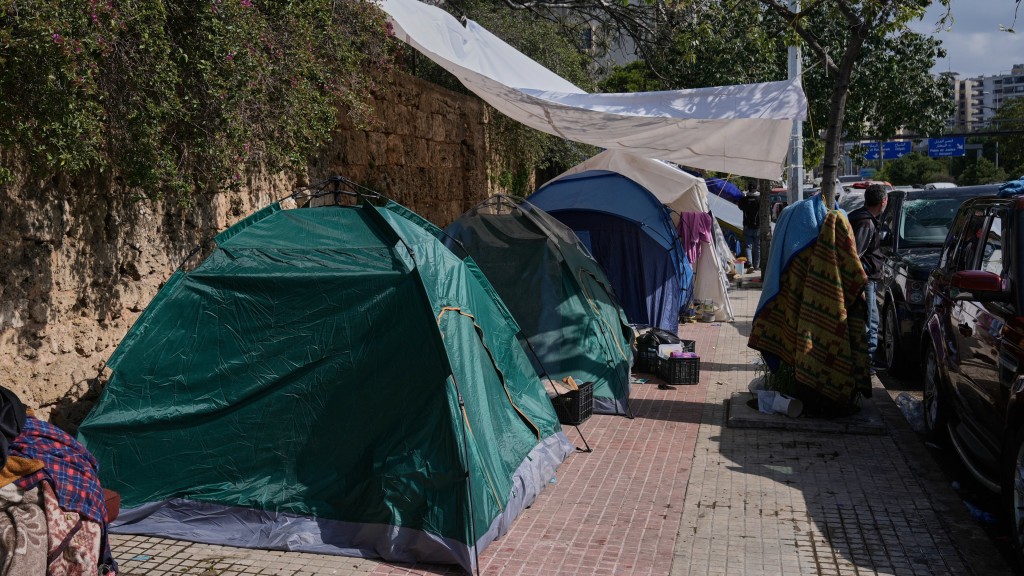 以色列空襲黎巴嫩｜失去家園的貝魯特居民暫住帳篷。 美聯社